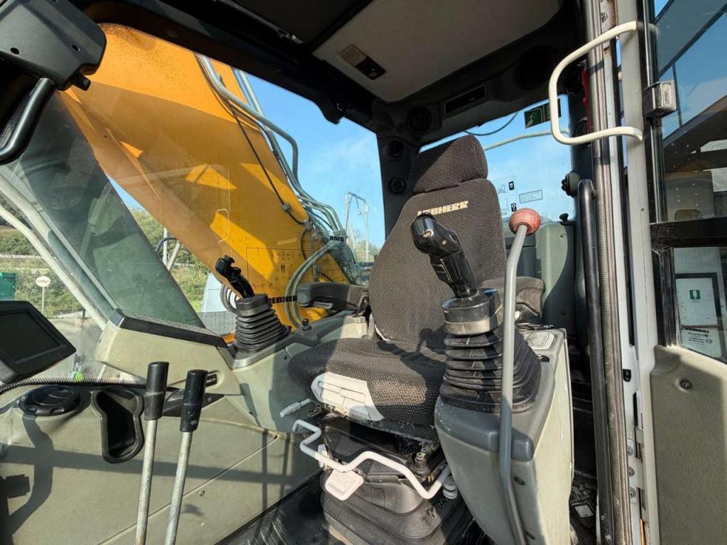 Liebherr R926 LC Photo 9