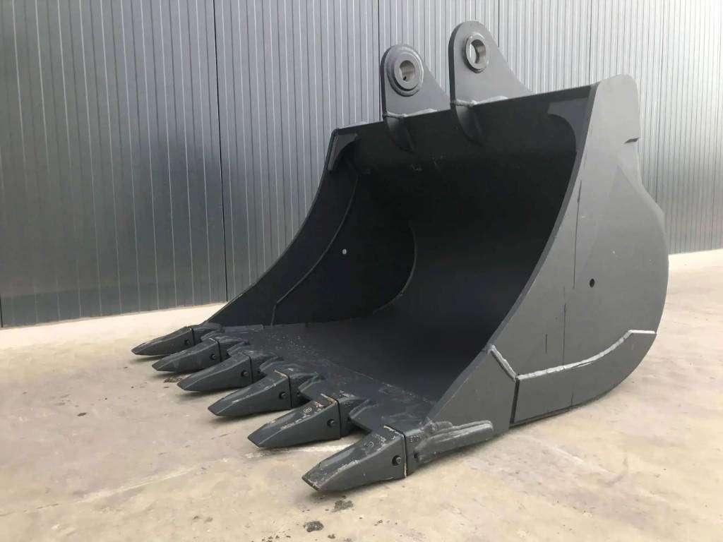 Komatsu PC240 Photo 3