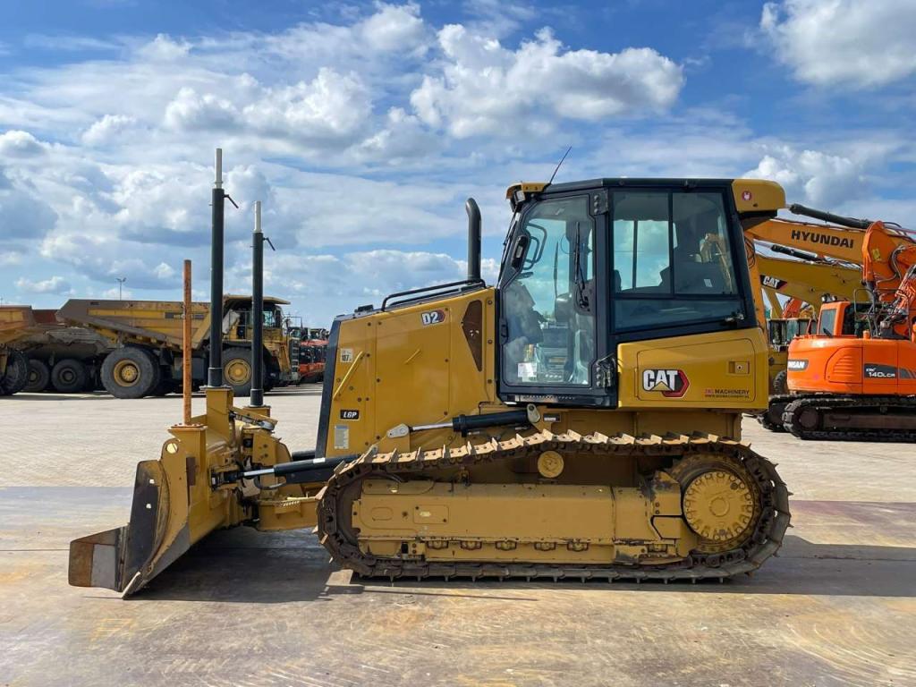 Caterpillar D2 LGP 12A | LEICA GPS Photo 1
