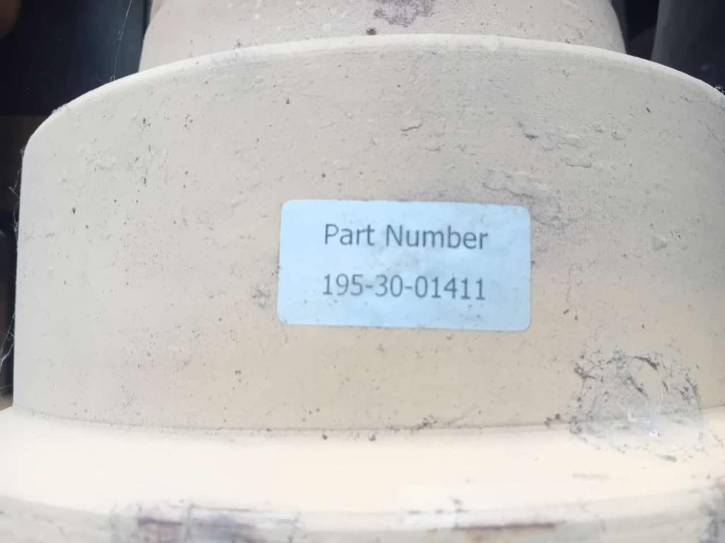 195-30-01411 Track rollers for Komatsu D375A Photo 3