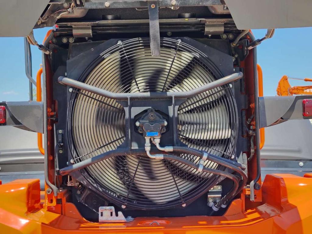 Hitachi ZW 220-7 Photo 13