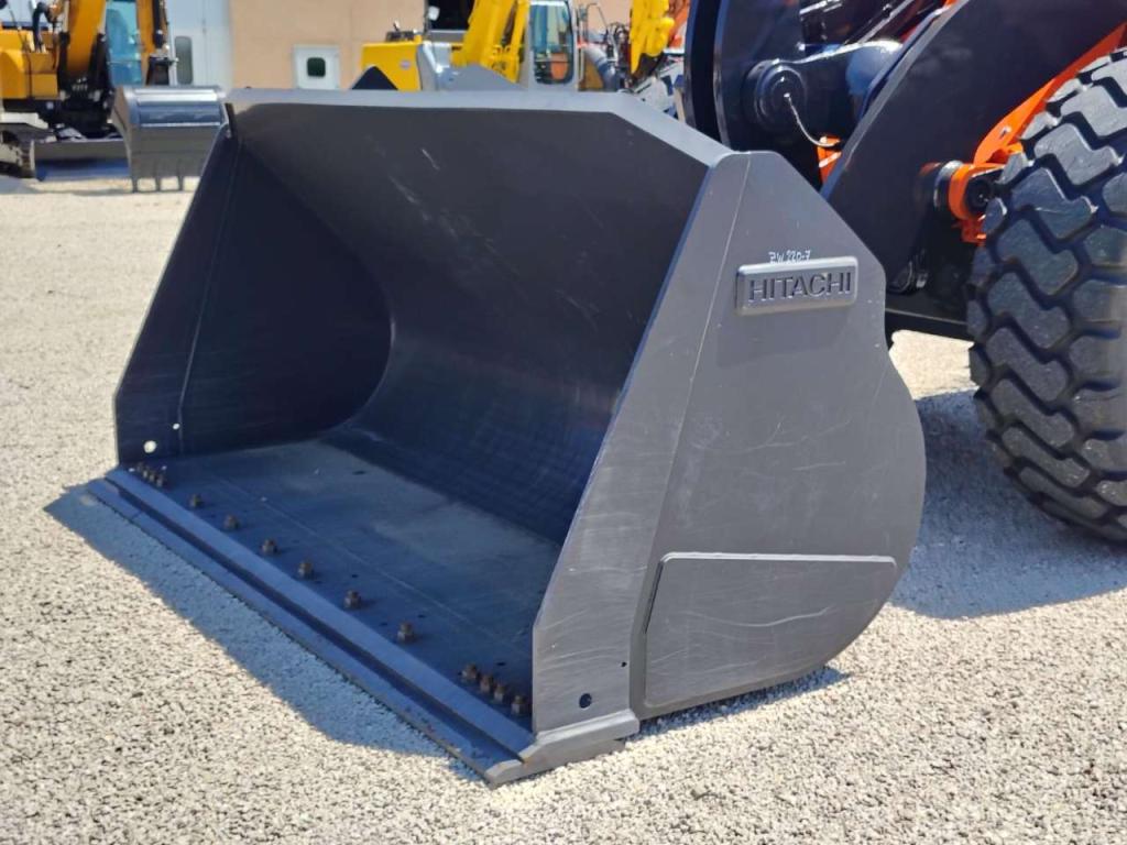 Hitachi ZW 220-7 Photo 19