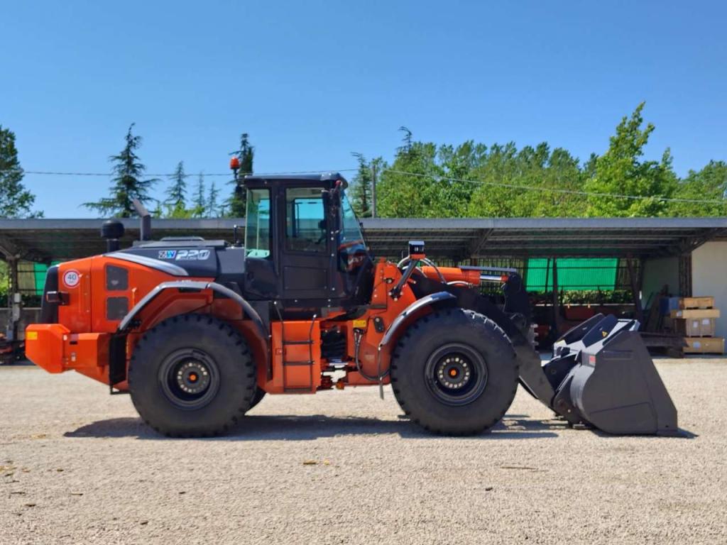 Hitachi ZW 220-7 Photo 6