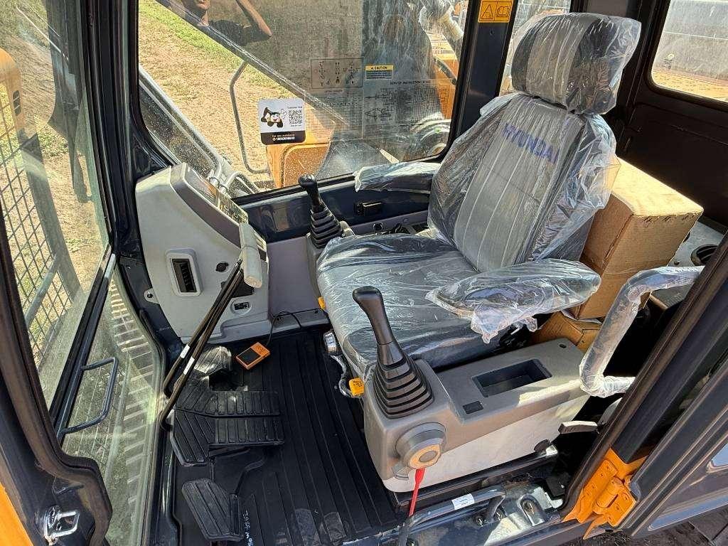 Hyundai R340L Smart - New / Unused / Hammer Lines Photo 8