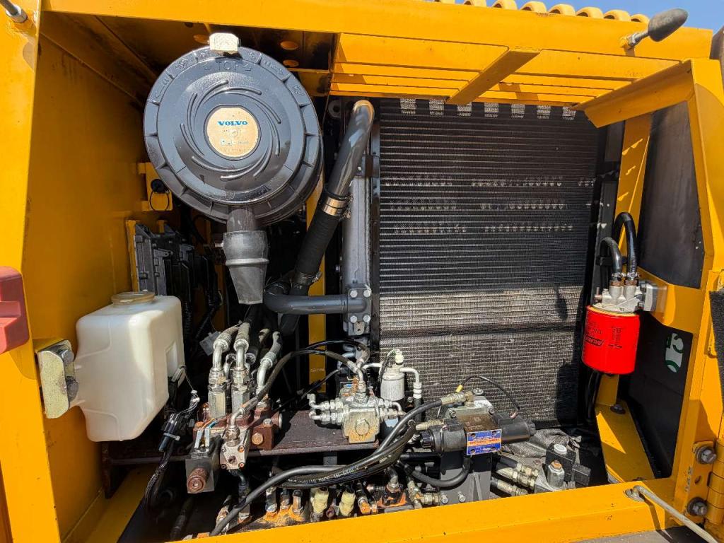 Volvo EC140BLC Photo 9