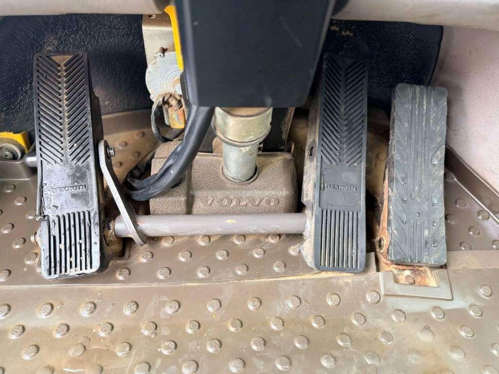 Volvo L120F Photo 24