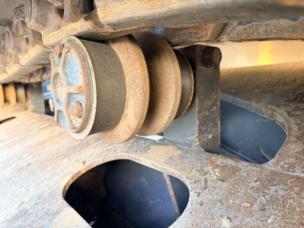 Volvo EC250E L Photo 11