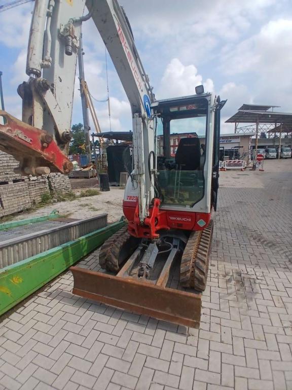 Takeuchi TB230 Photo 1