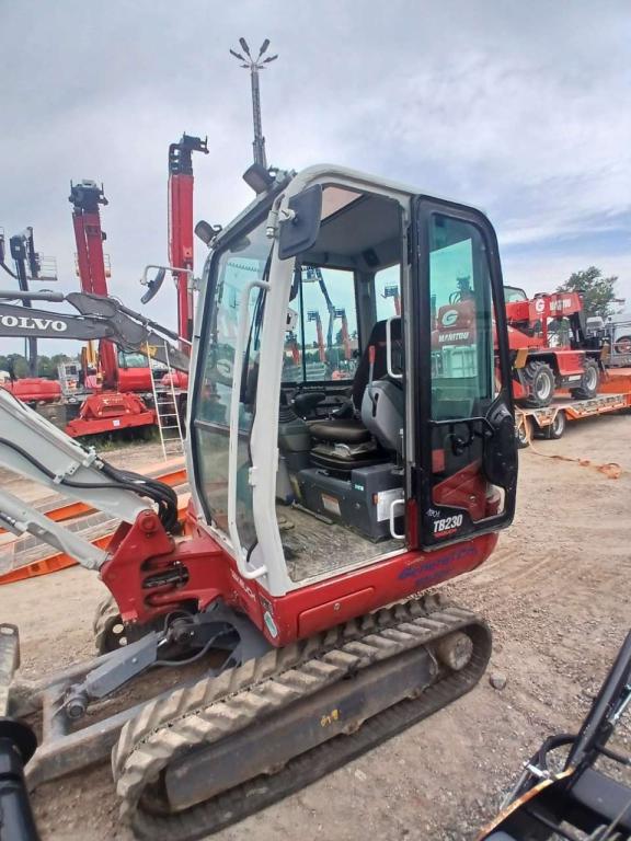 Takeuchi TB230 Photo 5
