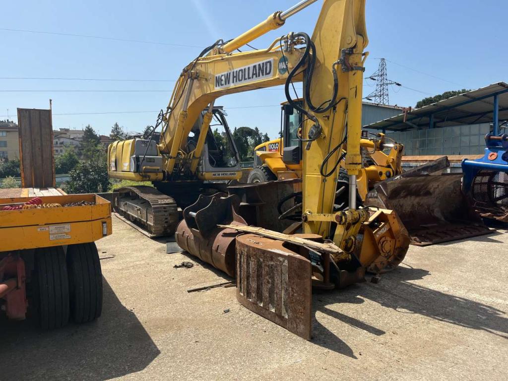 New Holland E215B Photo 1