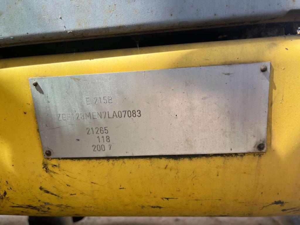 New Holland E215B Photo 2