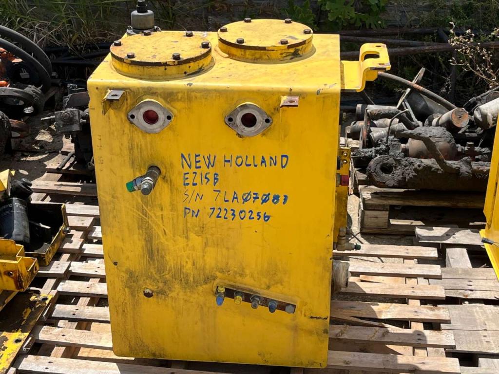 New Holland E215B Photo 20