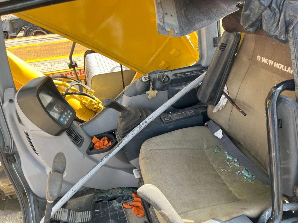 New Holland E215B Photo 3