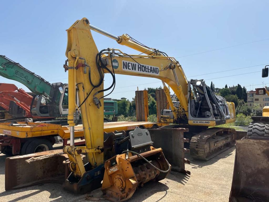 New Holland E215B Photo 6