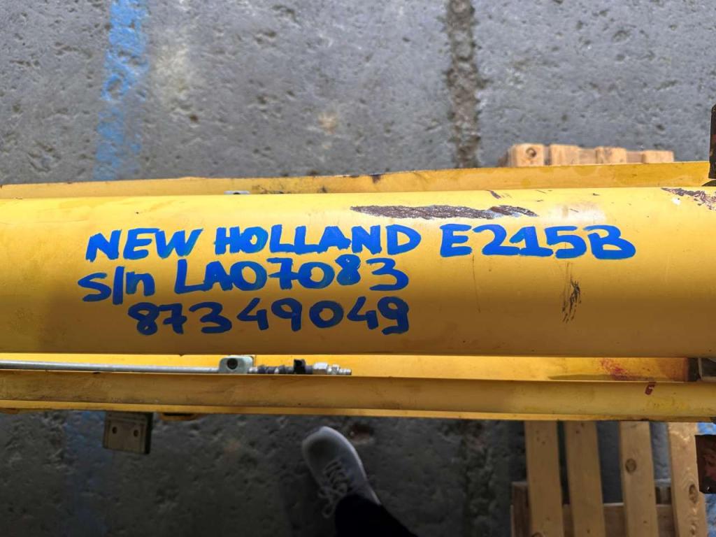 New Holland E215B Photo 8