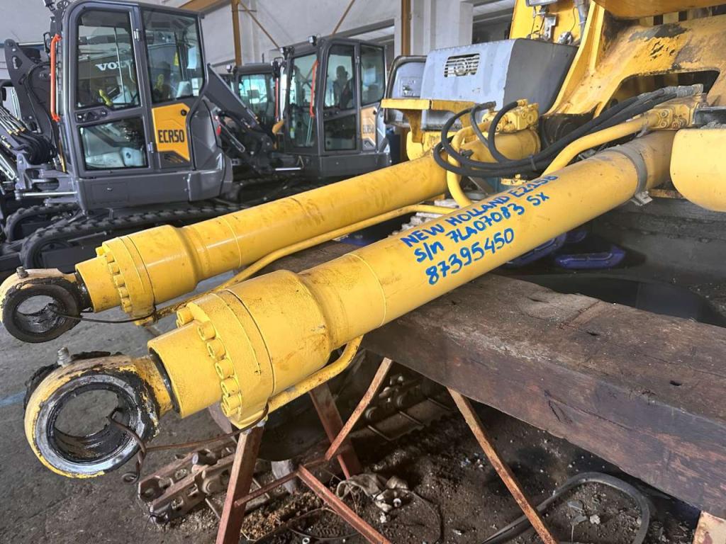New Holland E215B Photo 9