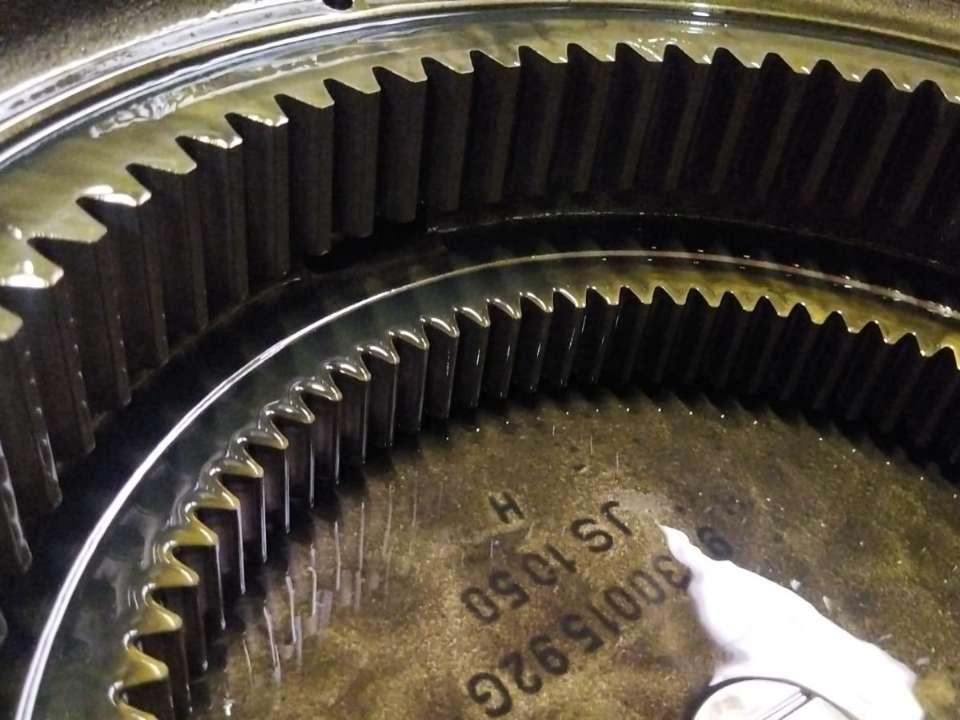 Traction drive for JCB JS 330 Photo 3