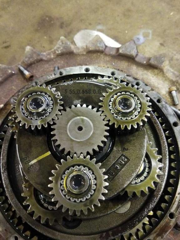 Traction drive for JCB JS 330 Photo 4