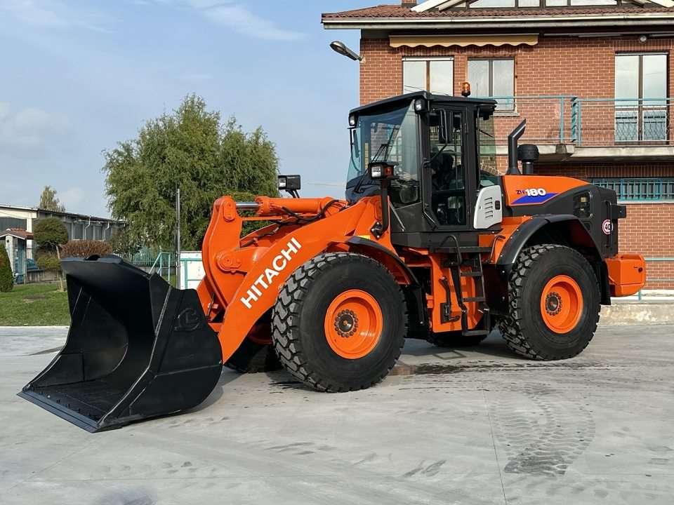 Hitachi ZW180-5B Photo 1