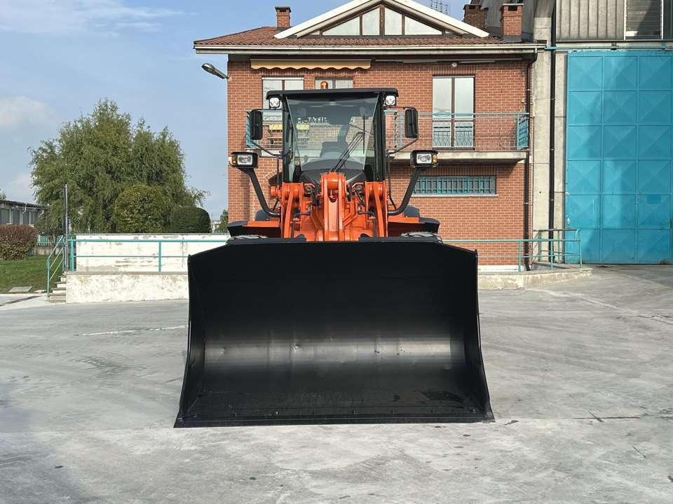 Hitachi ZW180-5B Photo 17