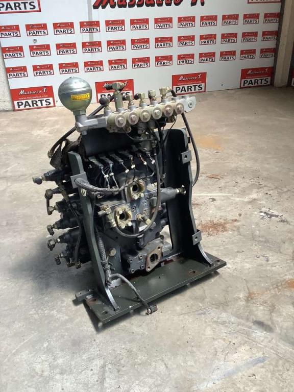 Hydraulic distributor for Komatsu PC228-3 Photo 2