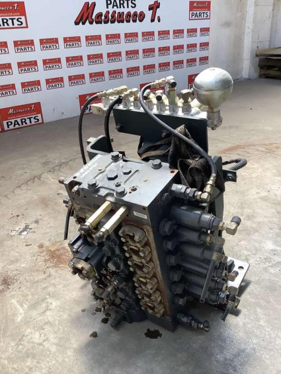 Hydraulic distributor for Komatsu PC228-3 Photo 3