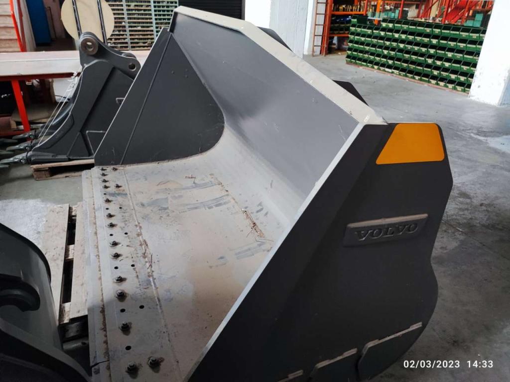 Volvo L90H Photo 1