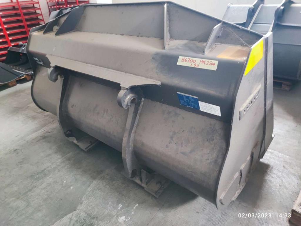 Volvo L90H Photo 2