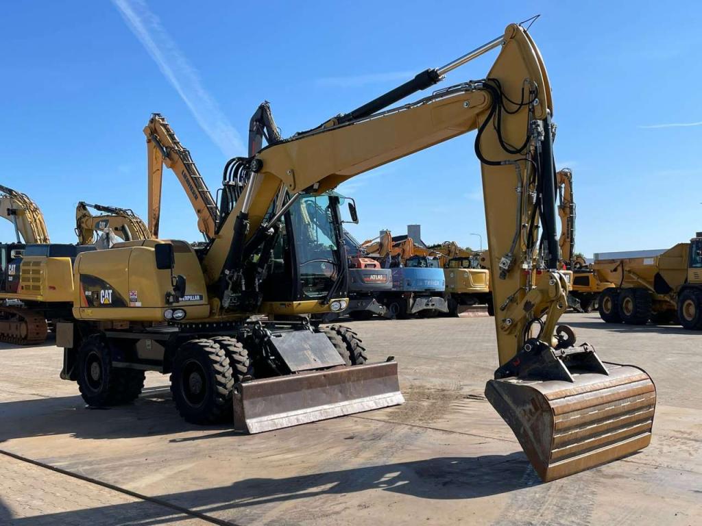 Caterpillar M313D VA - Outriggers + Blade Photo 10