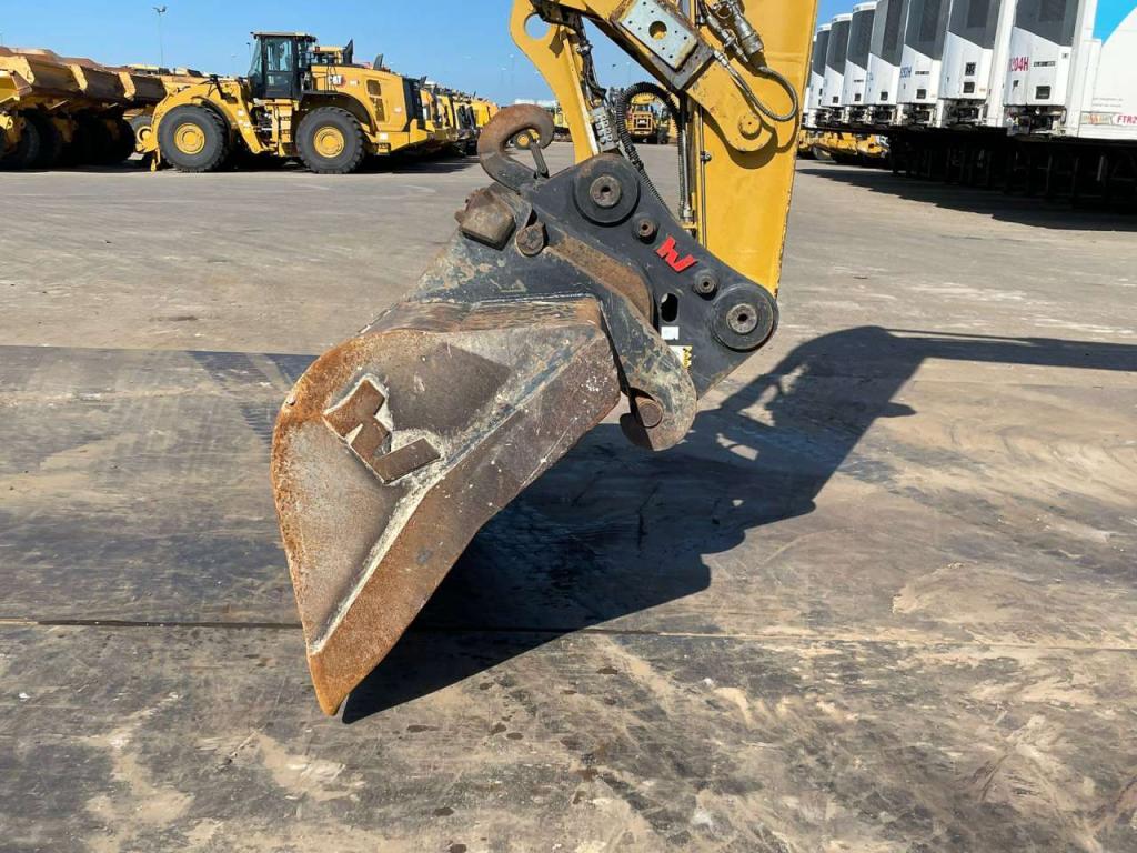 Caterpillar M313D VA - Outriggers + Blade Photo 12
