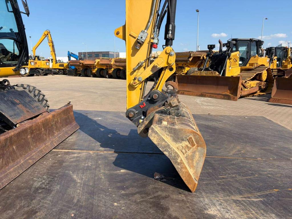 Caterpillar M313D VA - Outriggers + Blade Photo 13