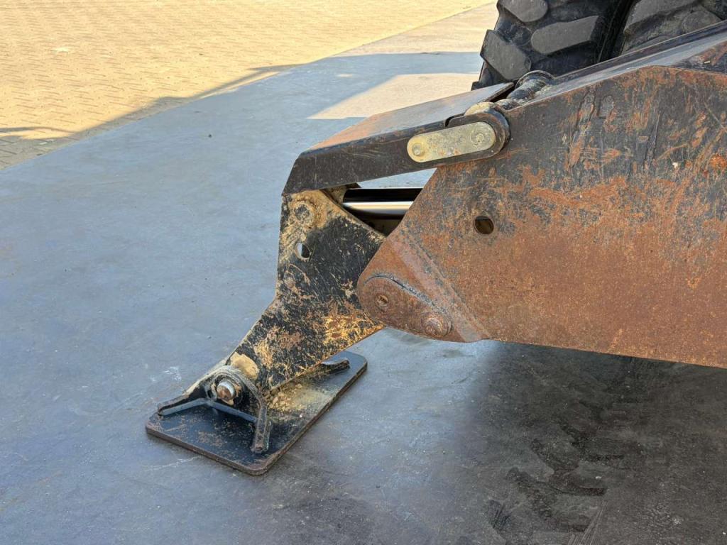 Caterpillar M313D VA - Outriggers + Blade Photo 16