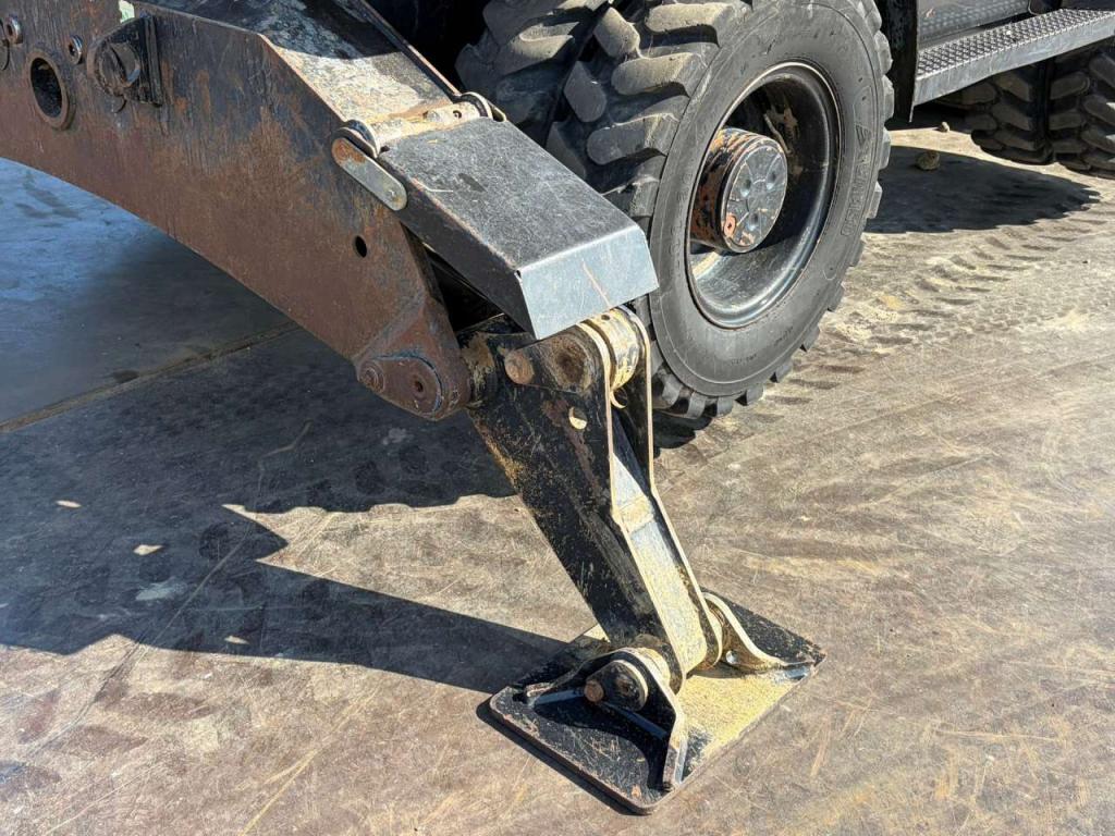 Caterpillar M313D VA - Outriggers + Blade Photo 18