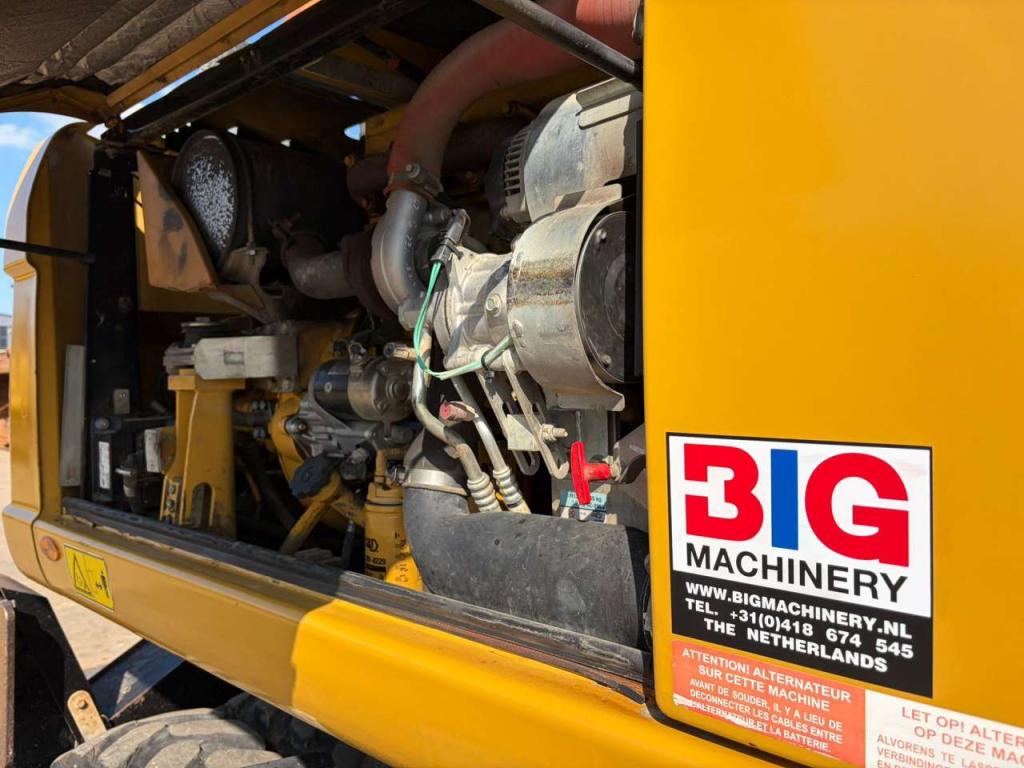 Caterpillar M313D VA - Outriggers + Blade Photo 30
