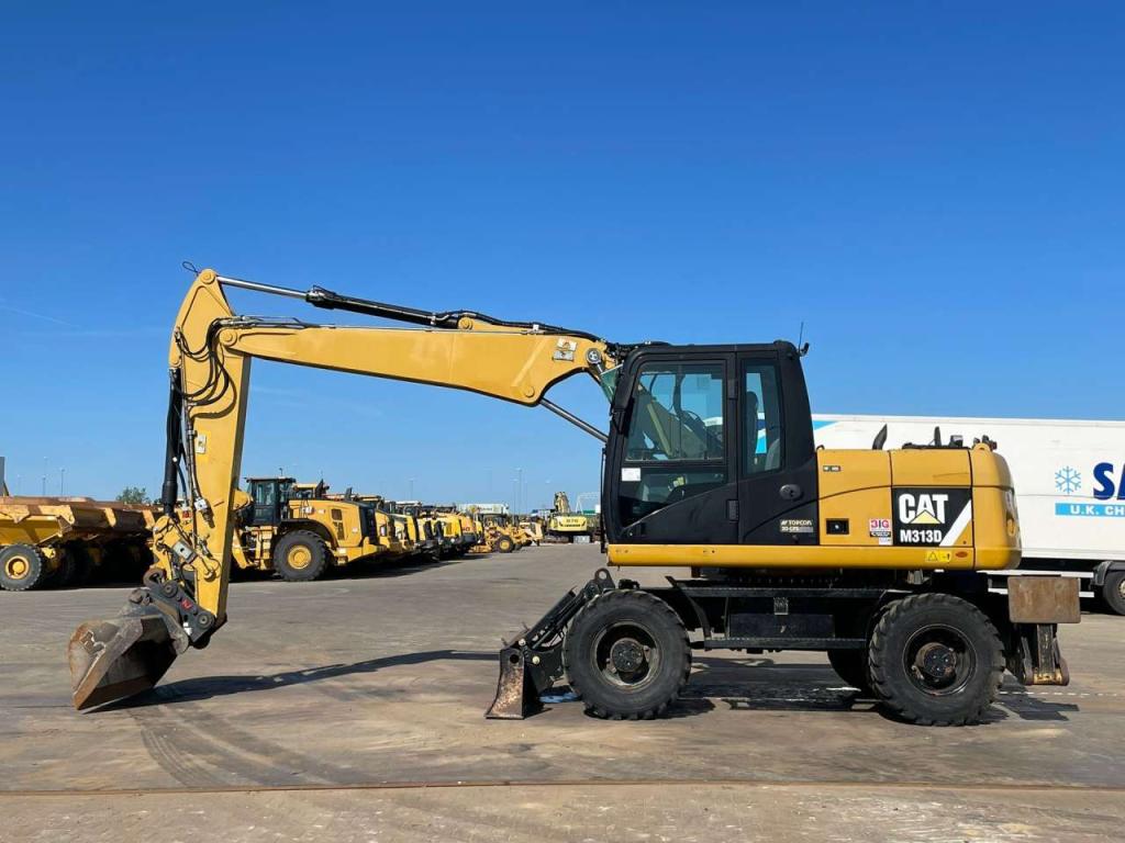 Caterpillar M313D VA - Outriggers + Blade Photo 5