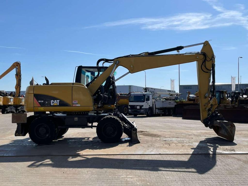 Caterpillar M313D VA - Outriggers + Blade Photo 9