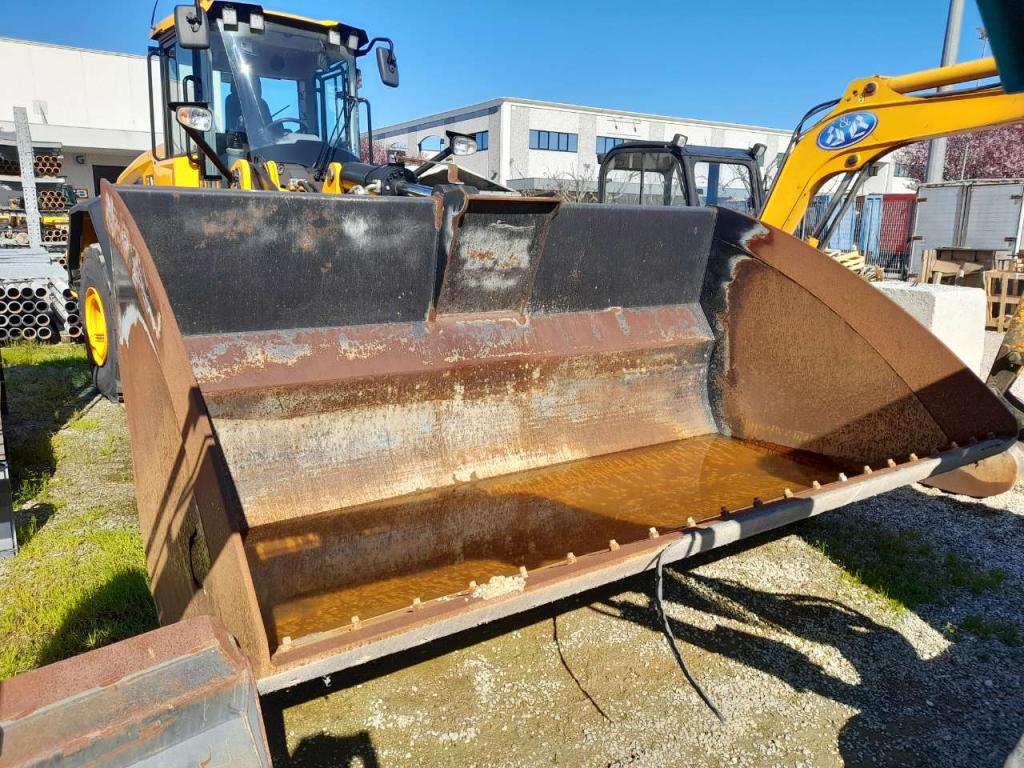 Loader bucket Photo 1