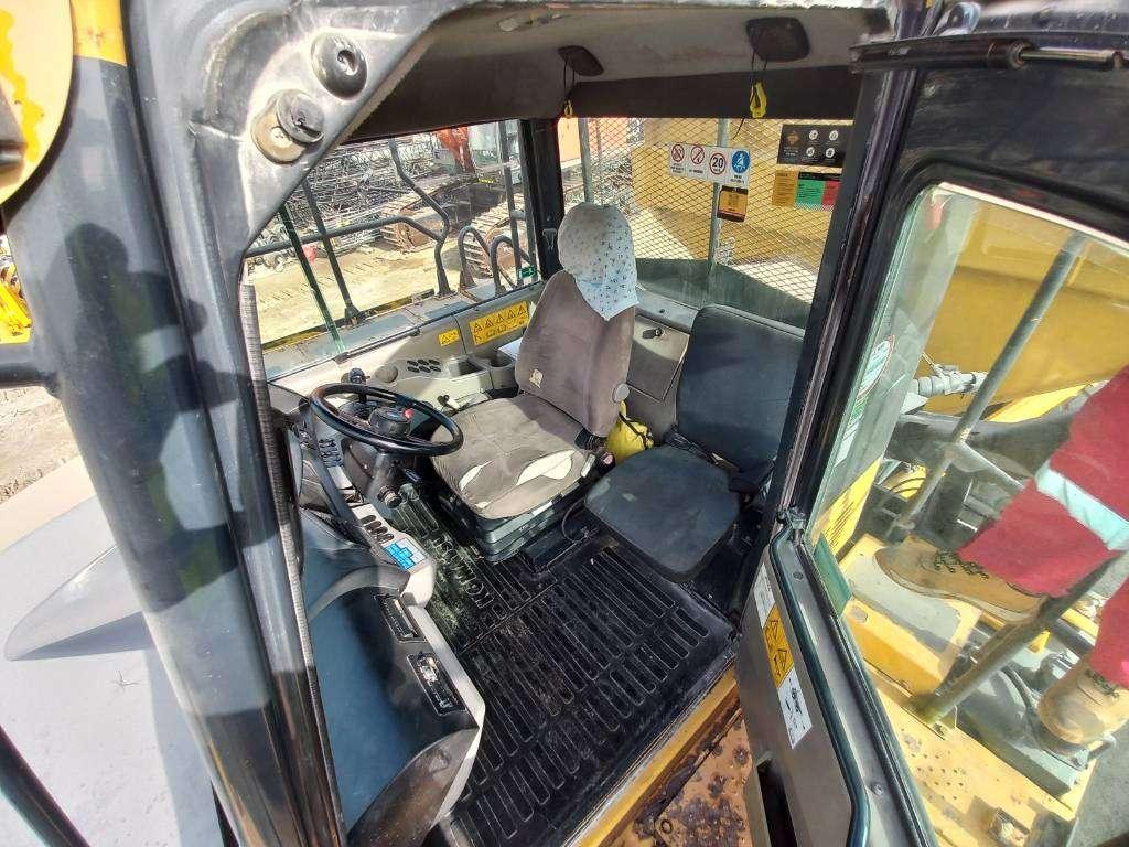 Komatsu HM400-3R (4pcs available for sale in Abu Dhabi) Photo 19