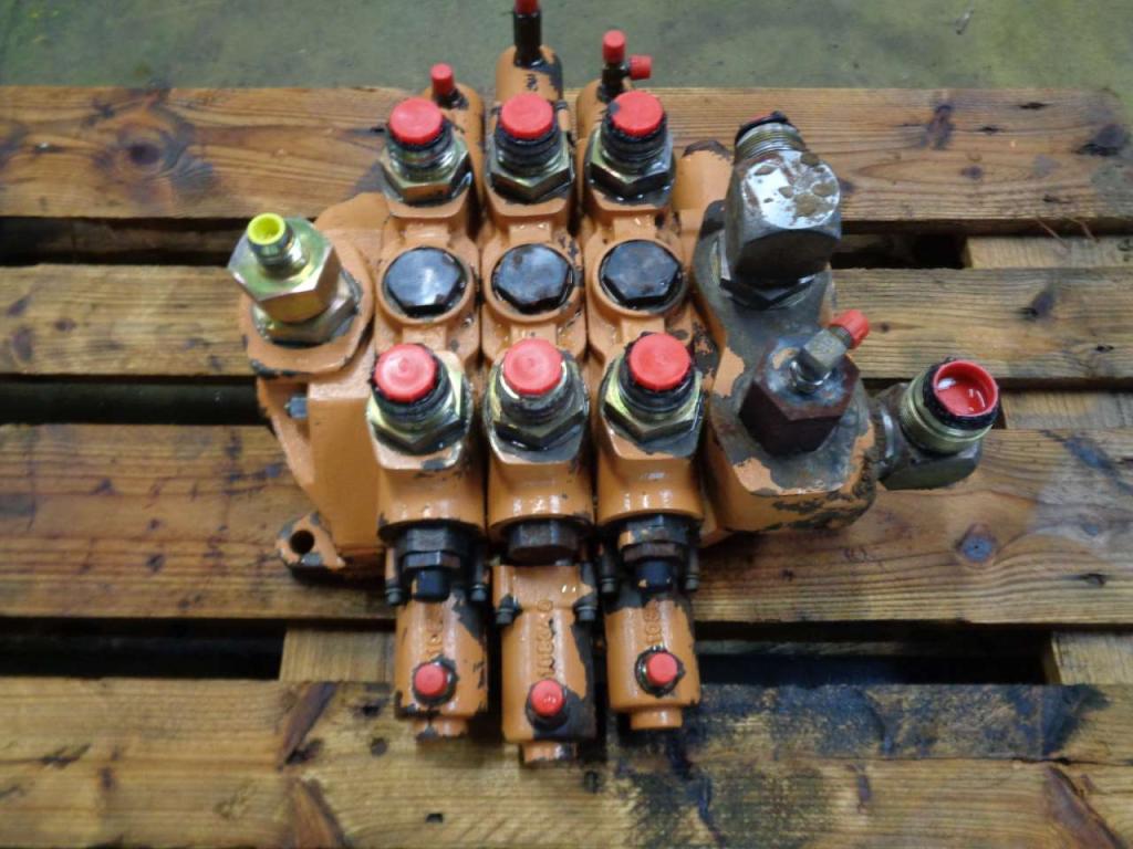 Hydraulic distributor for Case 821 C Photo 1