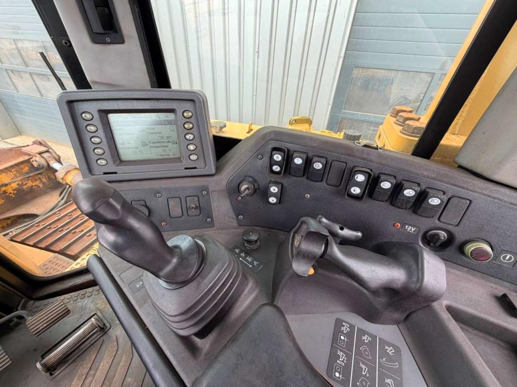Caterpillar D8T Photo 21