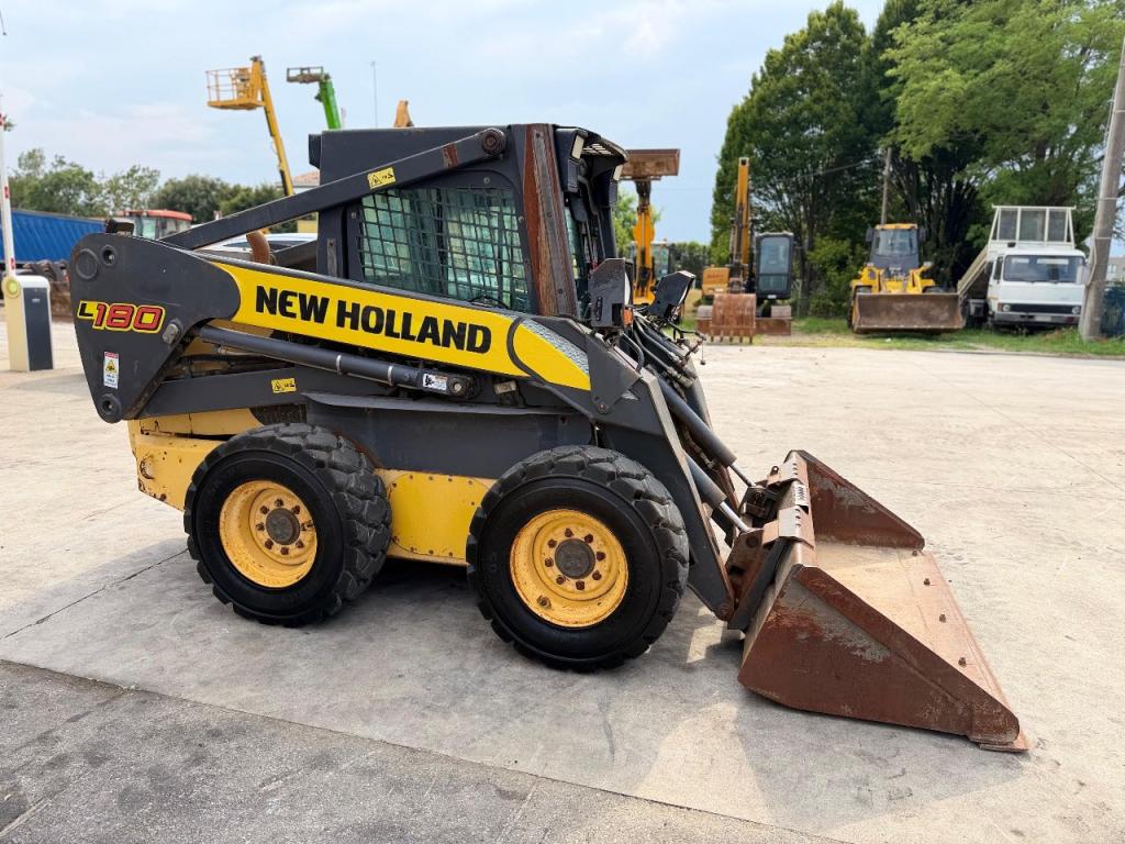 New Holland LS180 Photo 4