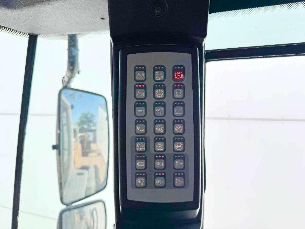Liebherr L580 - German Machine / Joystick Controls Photo 11