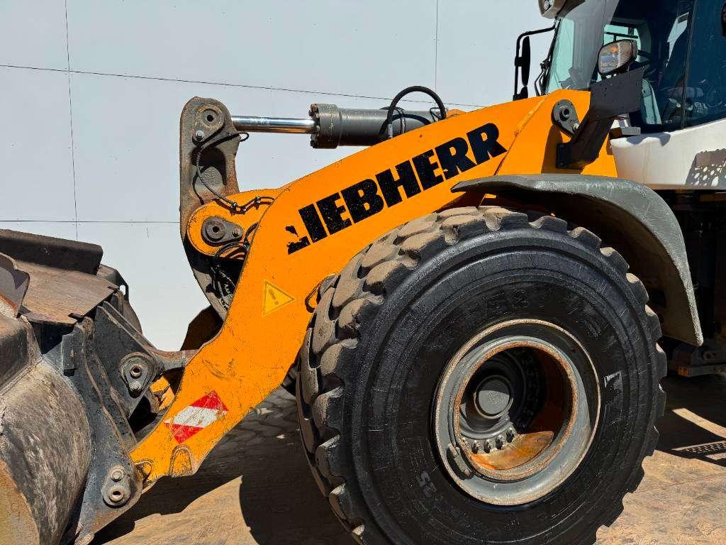 Liebherr L580 - German Machine / Joystick Controls Photo 17