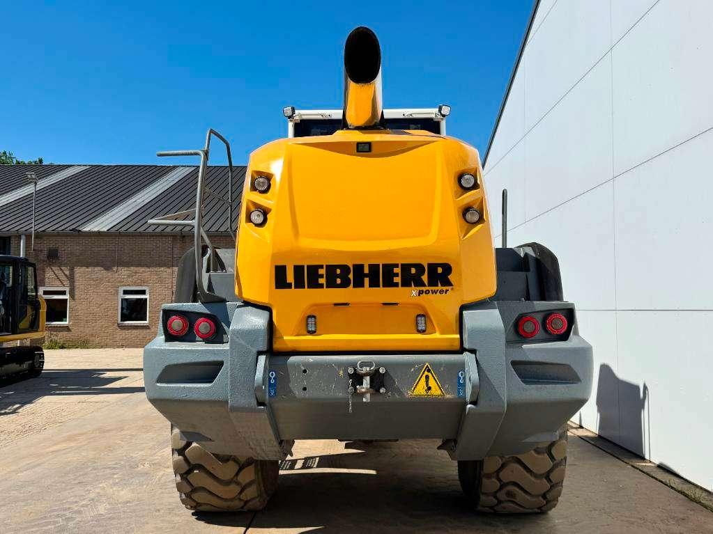 Liebherr L580 - German Machine / Joystick Controls Photo 4