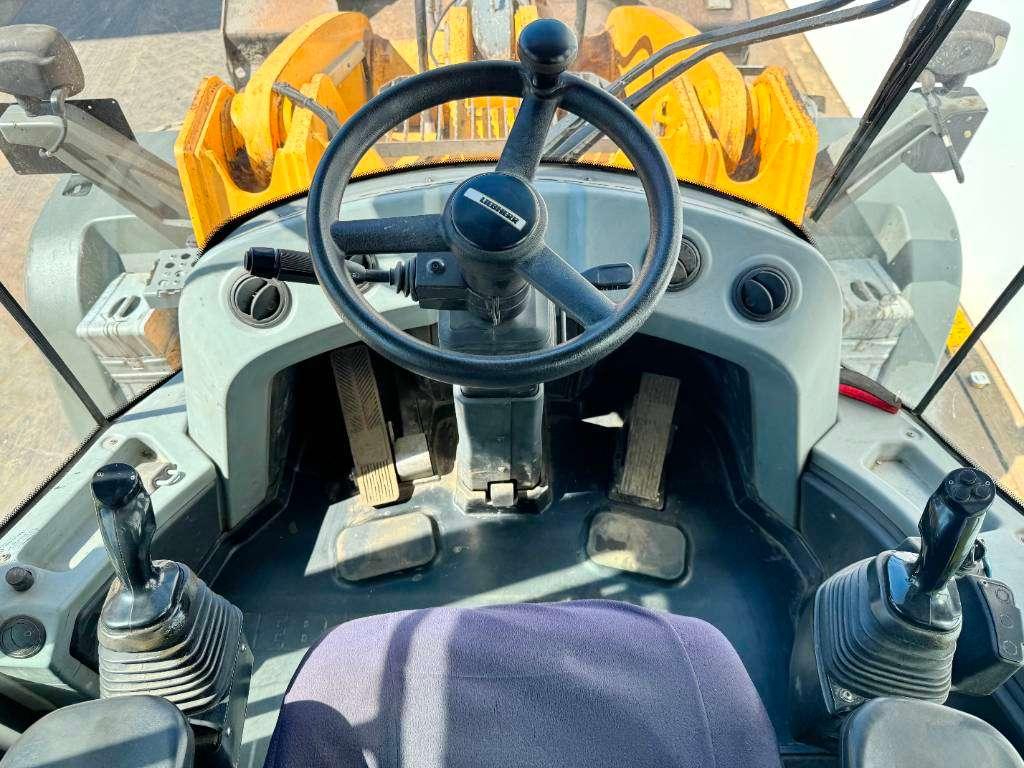 Liebherr L580 - German Machine / Joystick Controls Photo 9