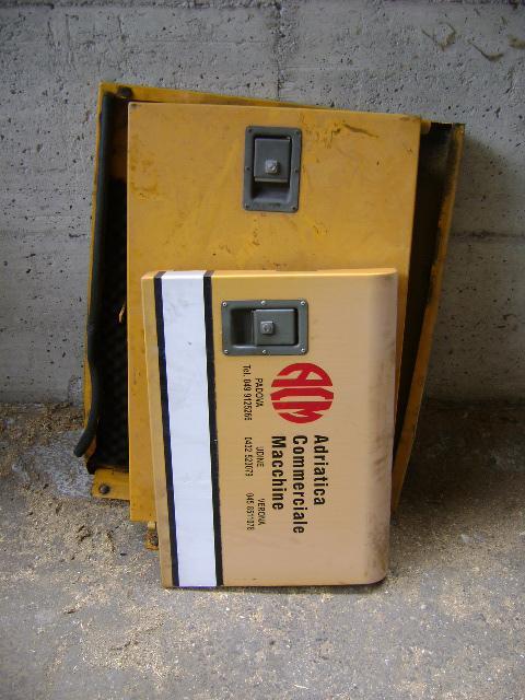 Hood and body panel for Liebherr 902 Photo 1