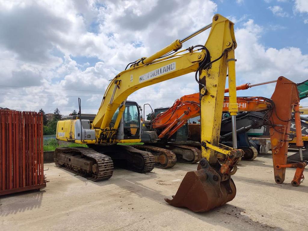 New Holland E245 Photo 4