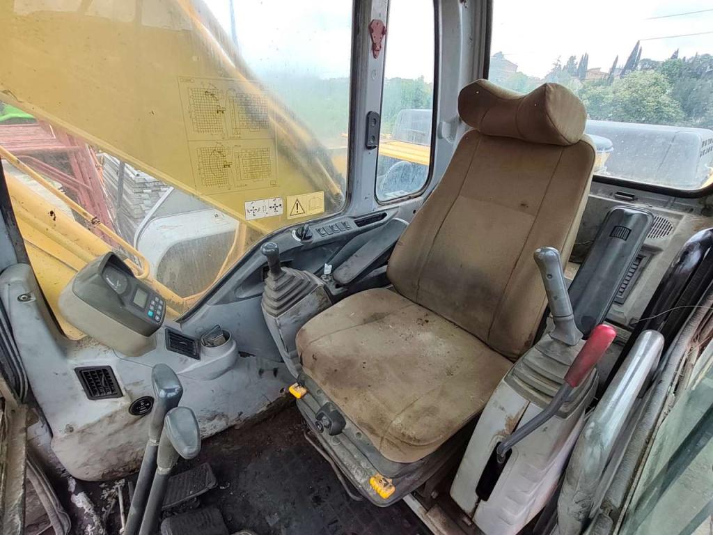 New Holland E245 Photo 6