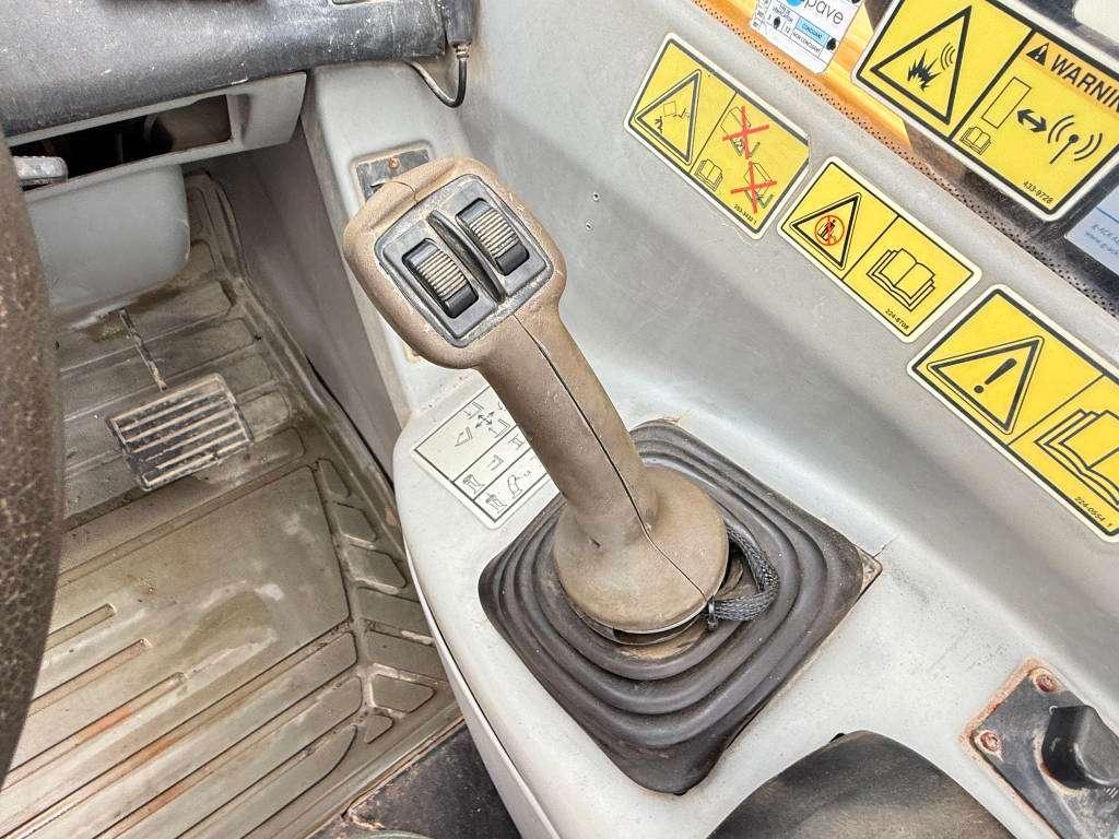 Caterpillar TH460B - 15m Reach / 4 Wheel Steering Photo 10