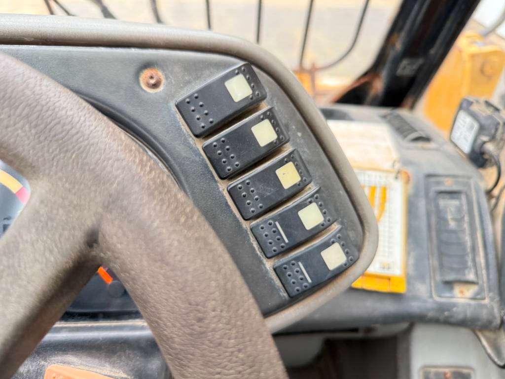 Caterpillar TH460B - 15m Reach / 4 Wheel Steering Photo 12